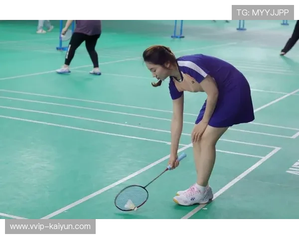 羽毛球少女拉拍失败摔倒